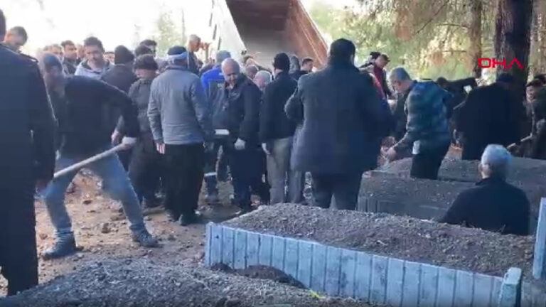 polis-memurunun-oldurdugu-5-kisi-yan-yana-topraga-verildi-Ki7zEQ8L.jpg