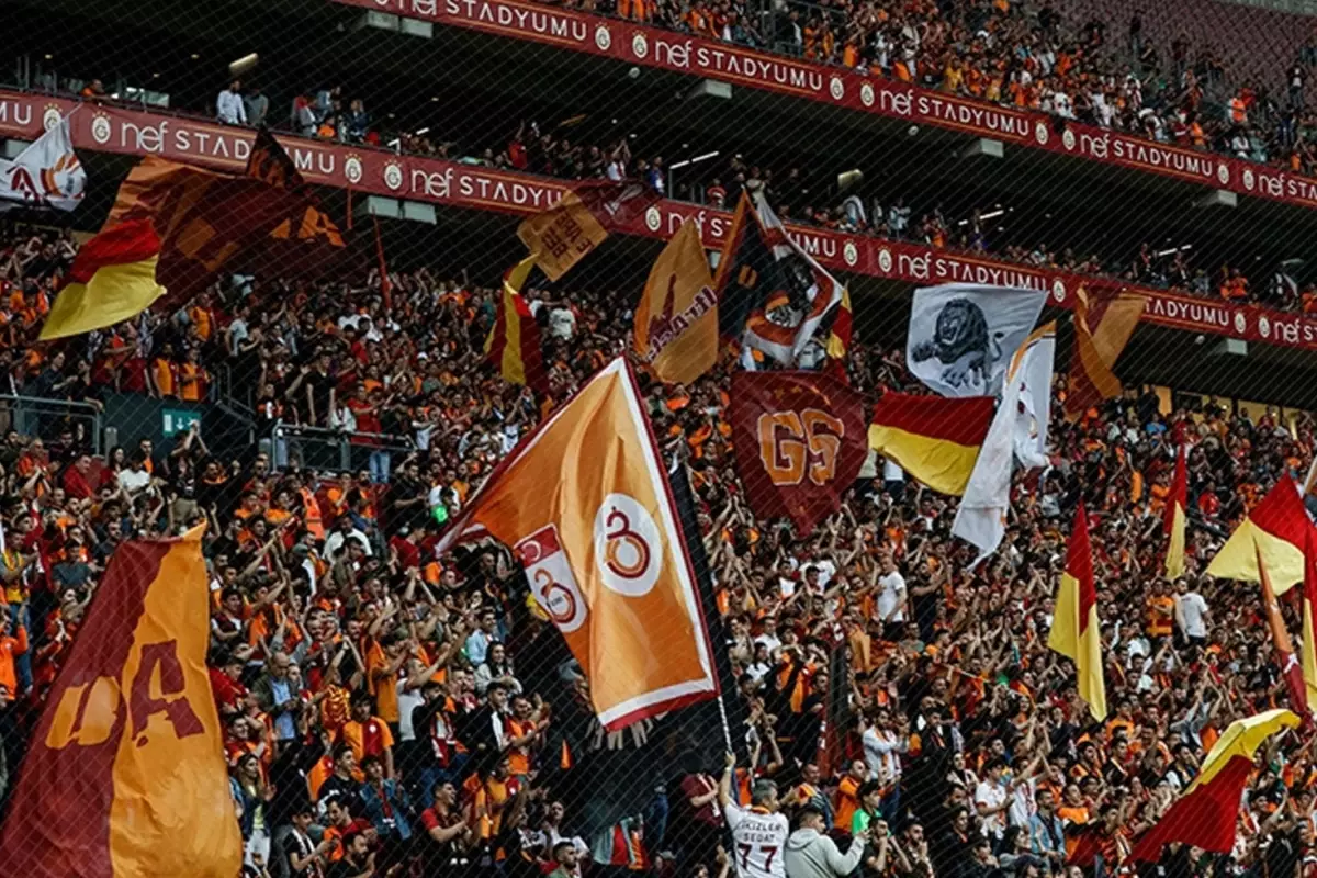 galatasaray taraftari yildiz futbolcuya ofke kusuyor onun yuzunden kaybettik J9ngrOUe