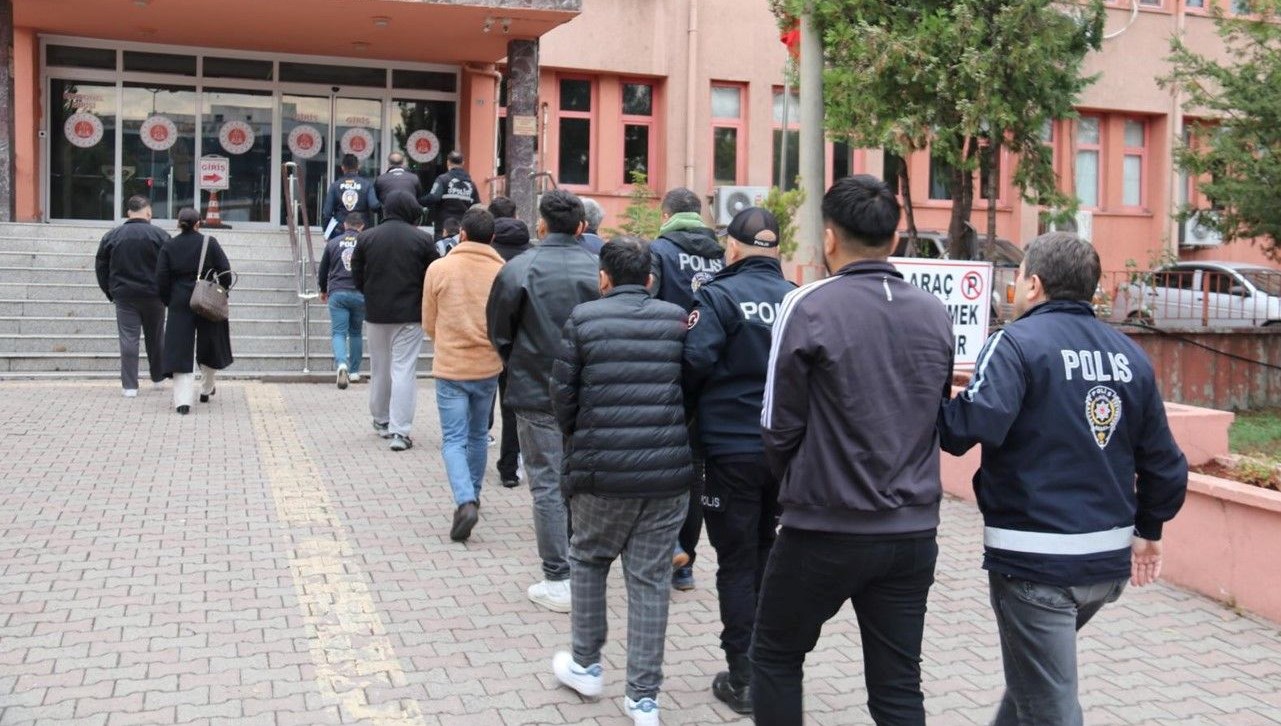 7 ilde siber dolandiricilik operasyonu 14 kisi tutuklandi 2Ad1Rufr