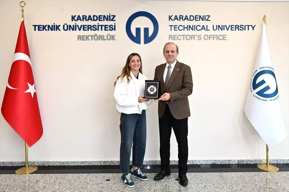 milli boksor buse naz cakiroglundan ktu rektorune ziyaret RCaRnT17.jpg