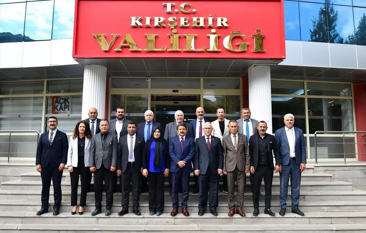 vali demiryurek muhtarlarla bulustu ZurfDWfa.jpg