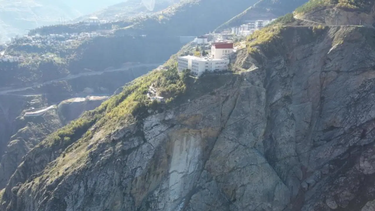 artvinde kaya parcasi koptu panik yasandi 600 ogrenci tahliye edildi gcWmHWEl.jpg