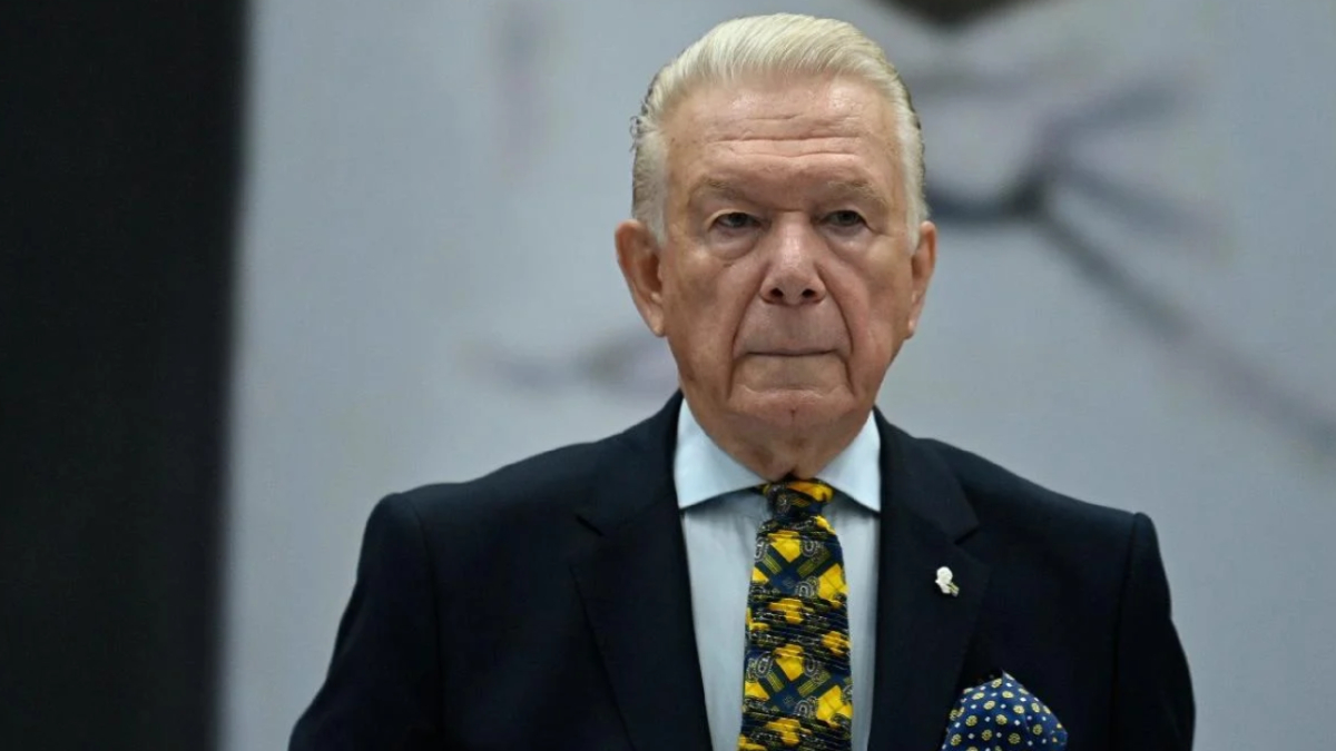 ugur dundar cenazede fotograf cektirmek isteyenlere tepki gosterdi A9XzURn6.jpg