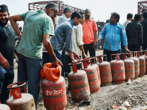 Hindistan’da Gaz Krizi: İşletme Sahibi İntihar Etti