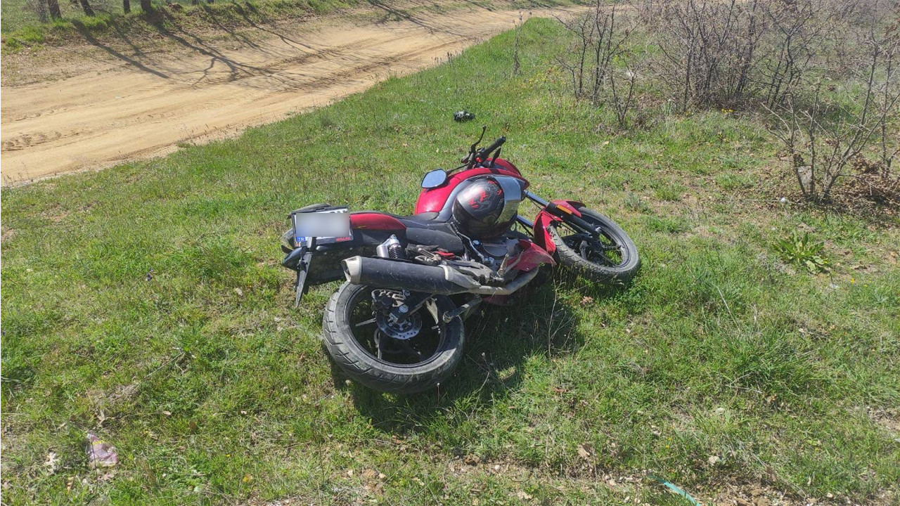 Motosiklet Sürücüsü Trafik Tabelasına Çarparak Yaralandı
