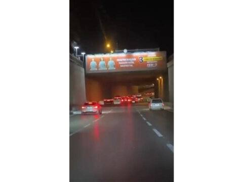 Luks otomobille trafik teroru carpip arkasina bile bakmadan kacti tlSLhHTc