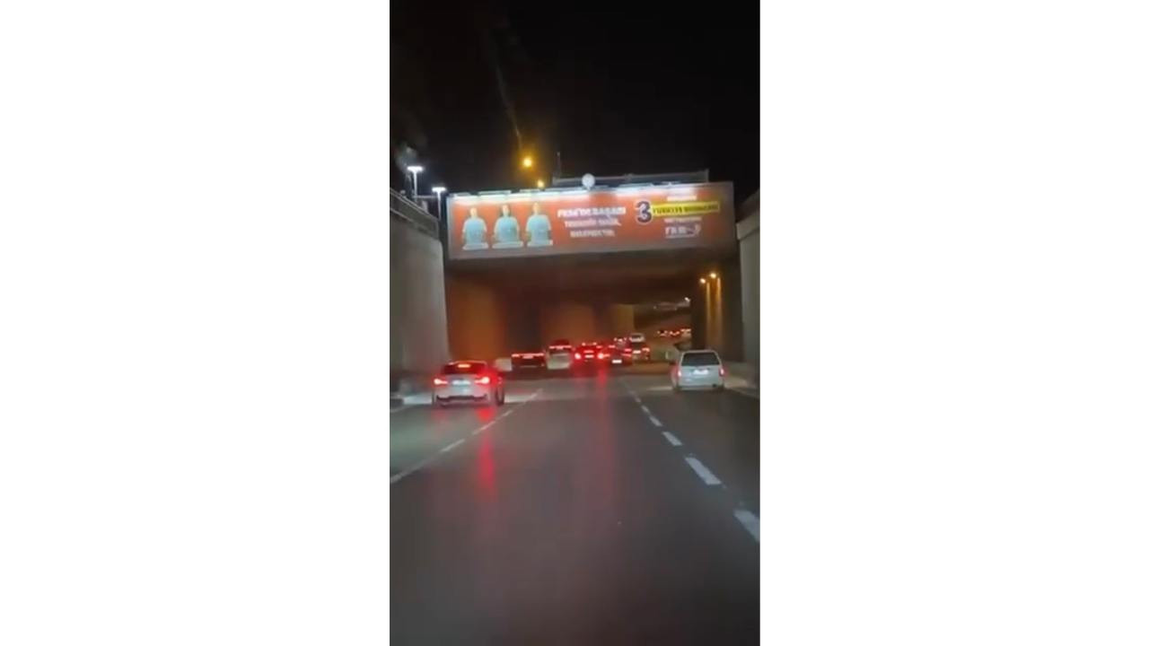 Luks otomobille trafik teroru carpip arkasina bile bakmadan kacti tlSLhHTc